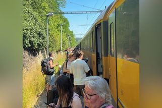 Cestující RegioJetu uvázli několik hodin ve vagónech bez klimatizace. Zasahovala záchranka - Novinky